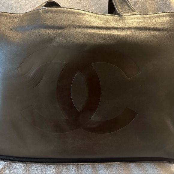 Chanel Black Lambskin Leather Women's Bag/Tote with COA. Excellent Condition! - Picture 2 of 16
